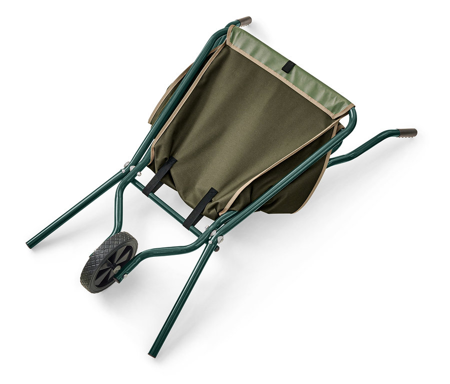 Brouette verte avec sac en tissu vert olive sur fond blanc.