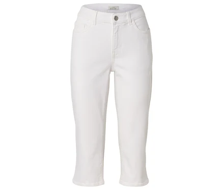Un pantalon en denim clair arrivant à la cheville est posé sur un fond blanc.