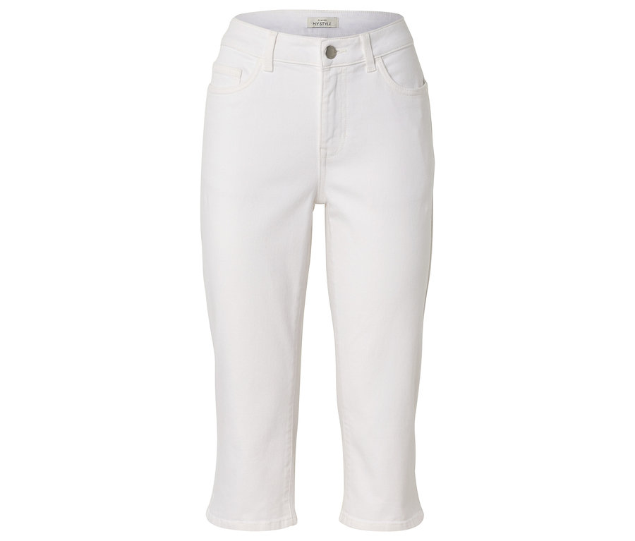 Un pantalon en denim clair arrivant à la cheville est posé sur un fond blanc.