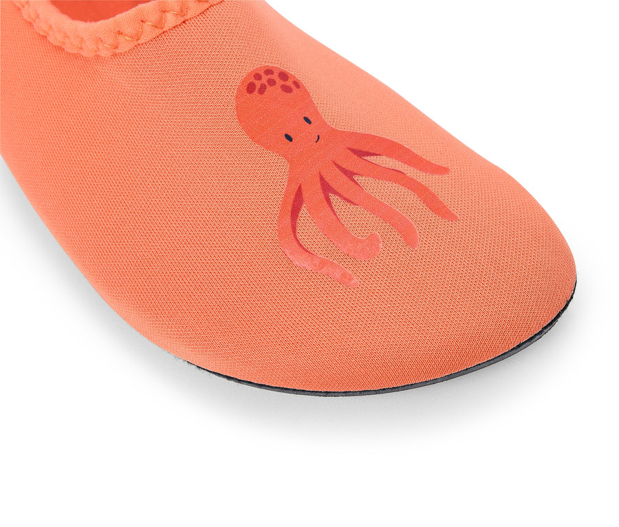 Gros plan d'une chaussure de bain orange avec un motif de poulpe.