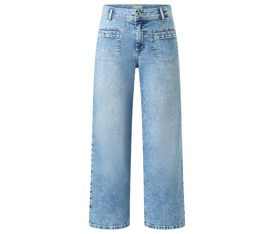 Jean bleu clair à jambes larges avec poches plaquées et jambes droites.
