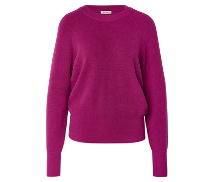 Pull en maille fine magenta avec col rond, manches longues et bords-côtes.