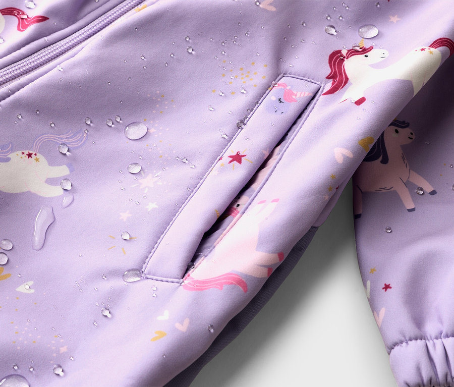 Gros plan d'une veste violette à motif de licorne avec des gouttes d'eau, fermeture éclair et poche visibles.