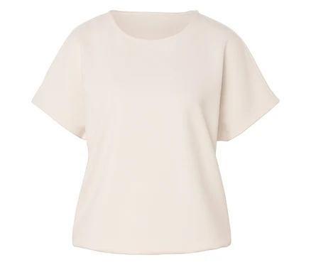 Un t-shirt clair à manches courtes et à col rond est posé à plat.