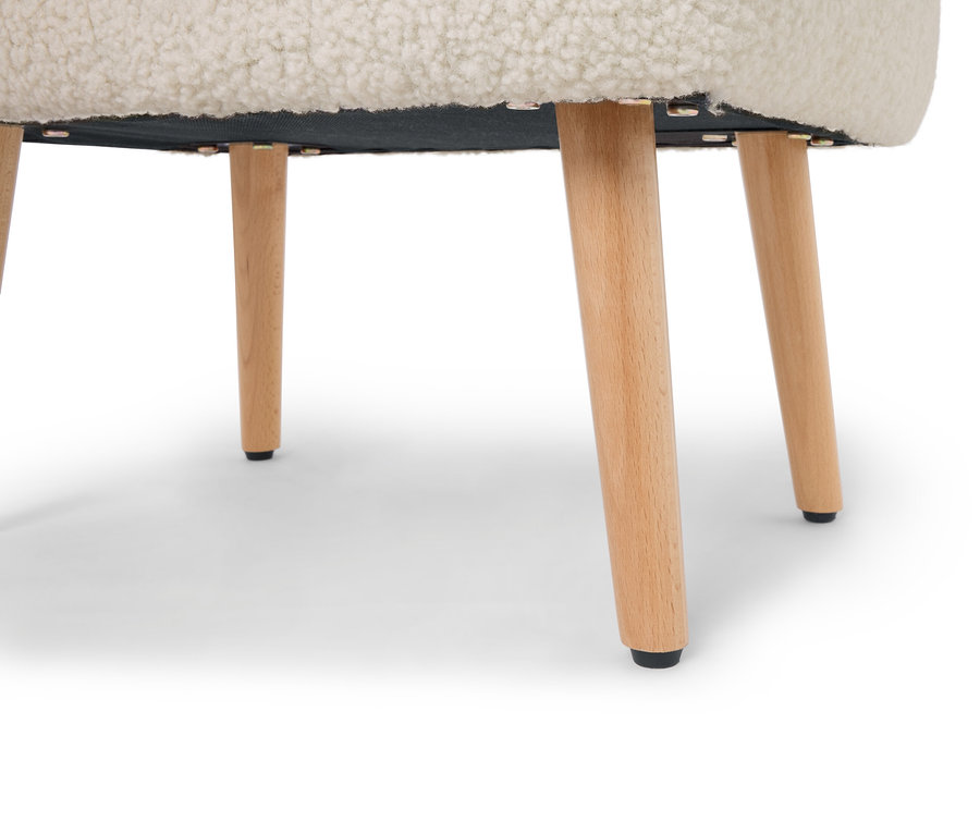 Gros plan du dessous d'un tabouret avec des pieds en bois de couleur naturelle et une assise touffue de couleur crème.
