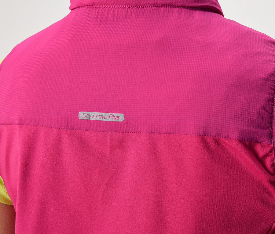 Vue arrière d'une personne portant un gilet rose avec l'inscription « Dry Active Plus » sur un t-shirt vert clair.