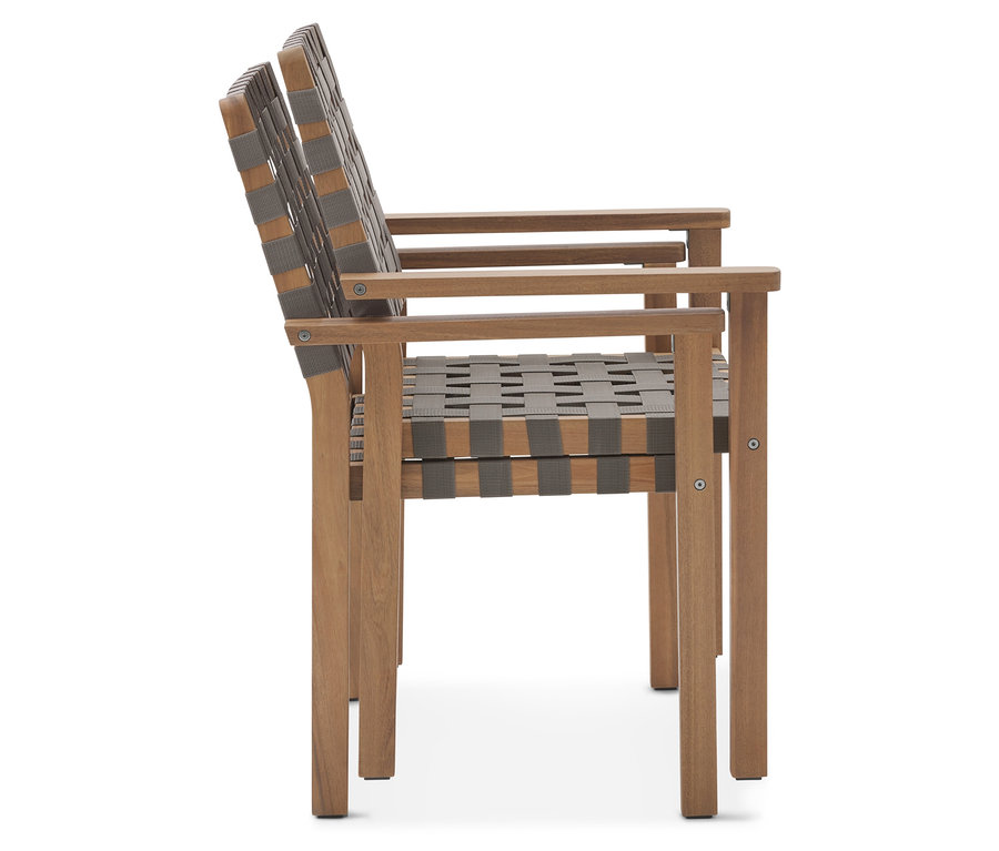 Gros plan de deux chaises en bois avec des sangles grises sur fond blanc.