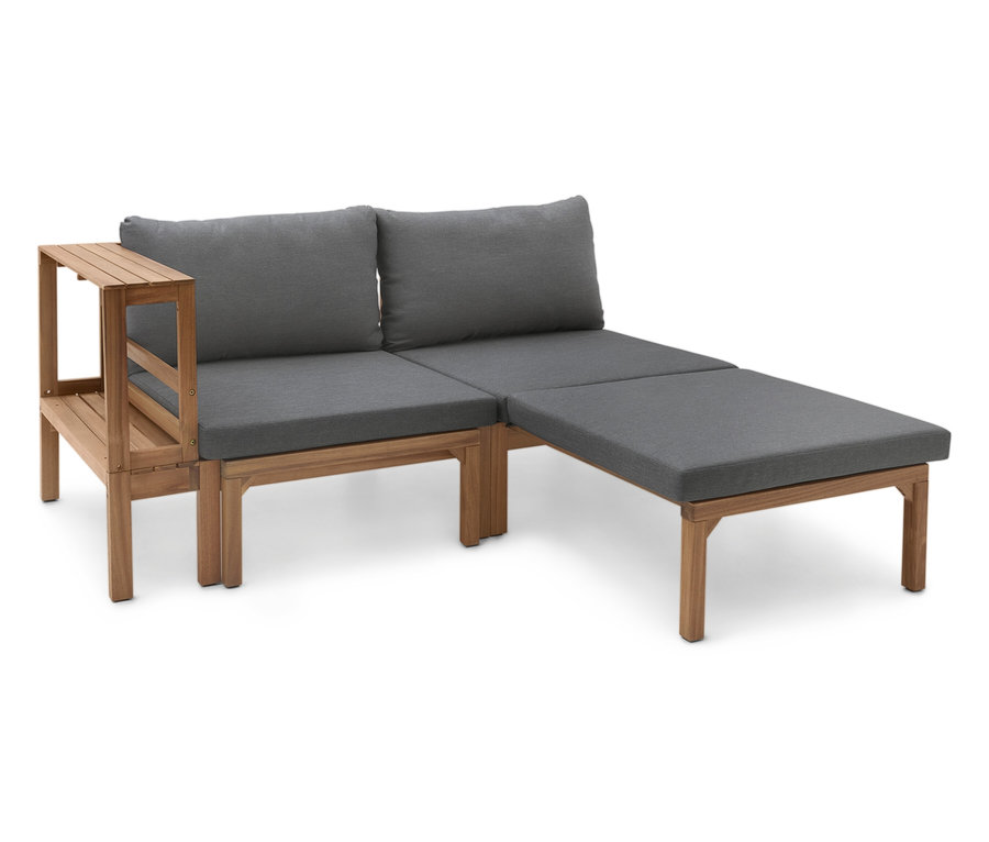 Un canapé en bois avec des coussins gris et une petite table d'appoint.