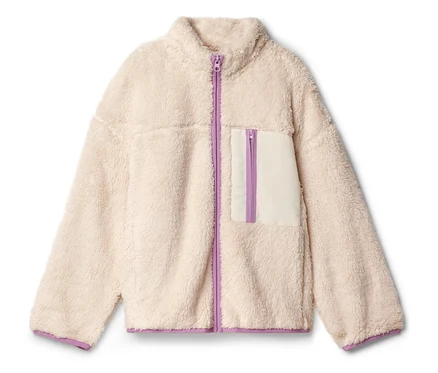 Un pull en polaire crème avec une fermeture éclair violette et des accents violets sur l'ourlet.