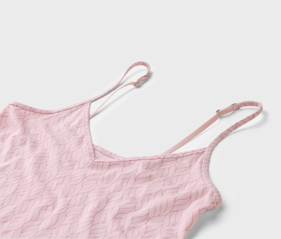 Gros plan sur un débardeur rose à motifs avec des bretelles spaghetti.