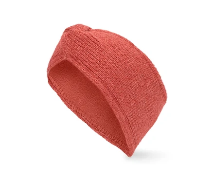 Bandeau tricoté orange sur fond blanc.