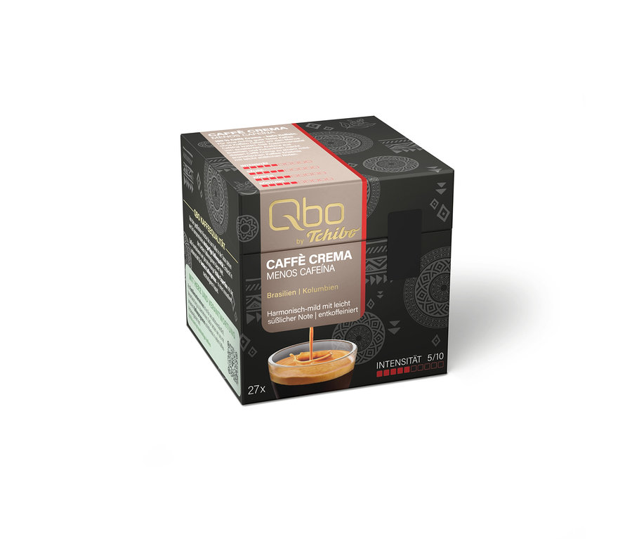 Paquet sombre de capsules de café Qbo by Tchibo Caffè Crema Menos Cafeína, contenant 27 capsules décaféinées, intensité 5/10, avec du café du Brésil et de Colombie.