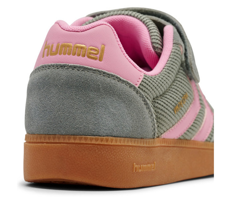 Gros plan sur une basket hummel® VM78 CPH JR menthe, avec une tige en maille vert menthe, des empiècements en daim gris, un col de talon rose avec un logo hummel doré, une doublure intérieure rose, des rayures latérales roses et une semelle en gomme marron.