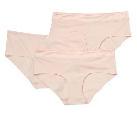 Trois culottes rose clair sont empilées et se chevauchent sur un fond blanc. La culotte du dessus a un petit nœud au centre devant.
