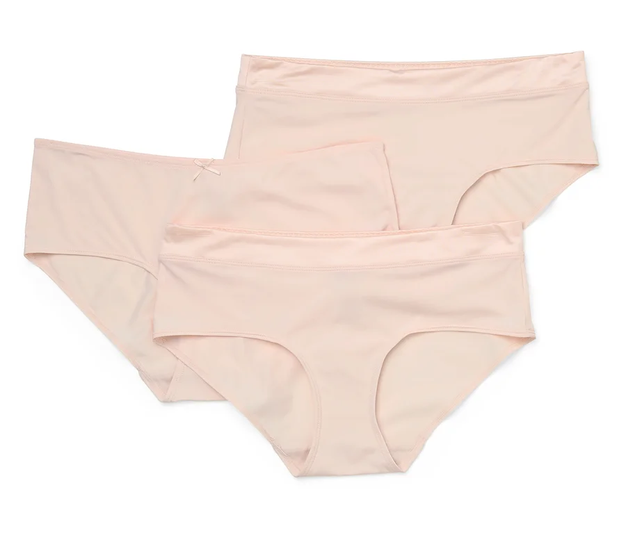 Trois culottes rose clair sont empilées et se chevauchent sur un fond blanc. La culotte du dessus a un petit nœud au centre devant.