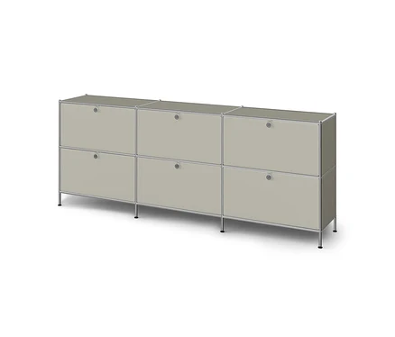 Long meuble bas modulaire gris clair avec cadre chromé, six portes à poignées rondes, reposant sur de courts pieds.