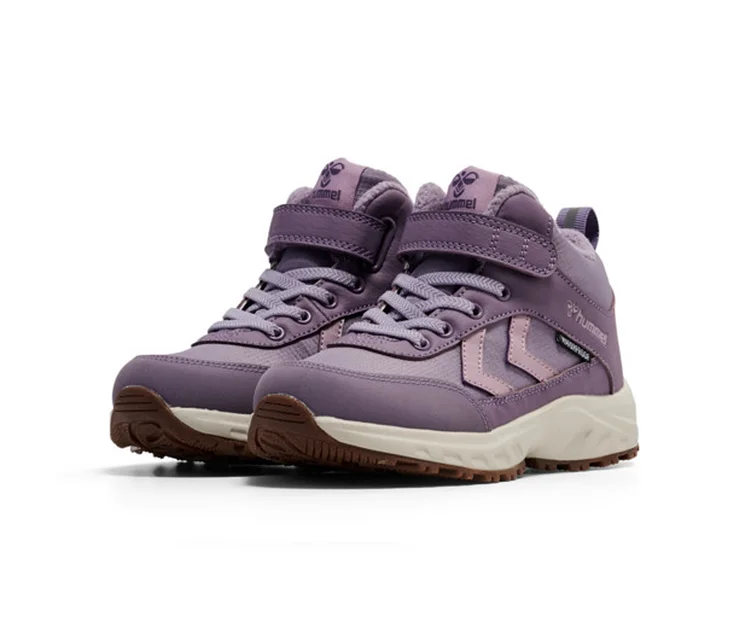 Baskets hummel® « Root Tex Jr », violettes, avec lacets, une bande auto-agrippante et une semelle beige.
