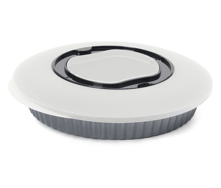 Plat de cuisson rond gris avec des bords cannelés et un couvercle blanc avec une poignée noire.