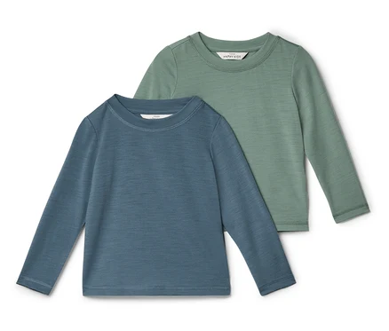 Deux t-shirts à manches longues posés à plat sur un fond blanc. L'un est un t-shirt bleu à manches longues au premier plan, l'autre est un t-shirt vert à manches longues derrière.