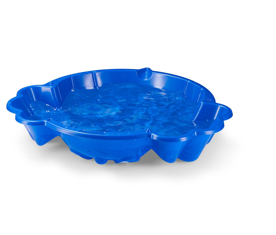 Un bac à sable bleu en plastique en forme de fleur rempli d'eau.