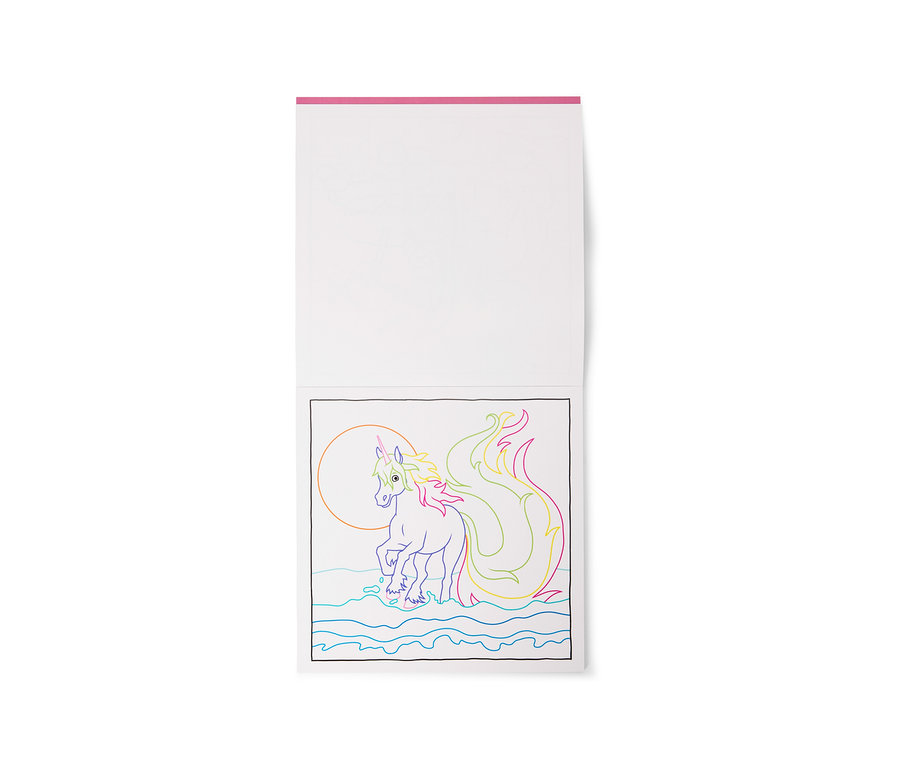 Livre de coloriage ouvert montrant un dessin aux lignes arc-en-ciel d'une licorne avec une queue de sirène debout dans l'eau, avec un soleil circulaire en arrière-plan. La page du haut est vierge.