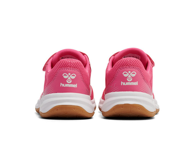 Deux chaussures de sport Hummel roses, vues de dos, avec des semelles blanches et des semelles extérieures en gomme marron.