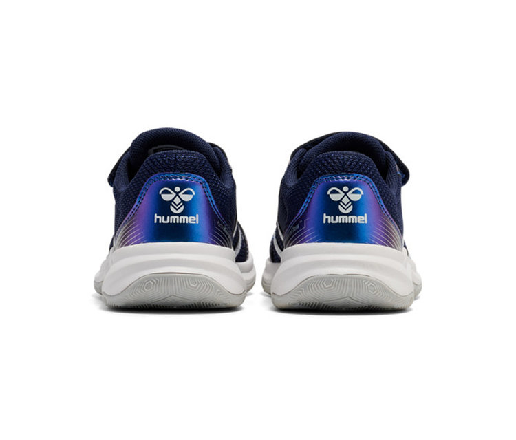 Deux baskets bleu marine avec des semelles blanches et des contreforts de talon irisés, affichant le logo Hummel, vues de dos.
