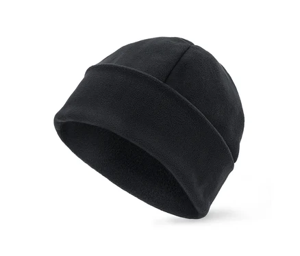 Bonnet polaire noir avec un bord replié, légèrement incliné sur un fond blanc.