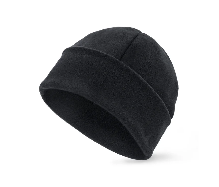 Bonnet polaire noir avec un bord replié, légèrement incliné sur un fond blanc.
