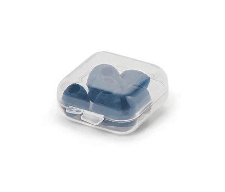Des bouchons d'oreille bleus dans un étui en plastique transparent.