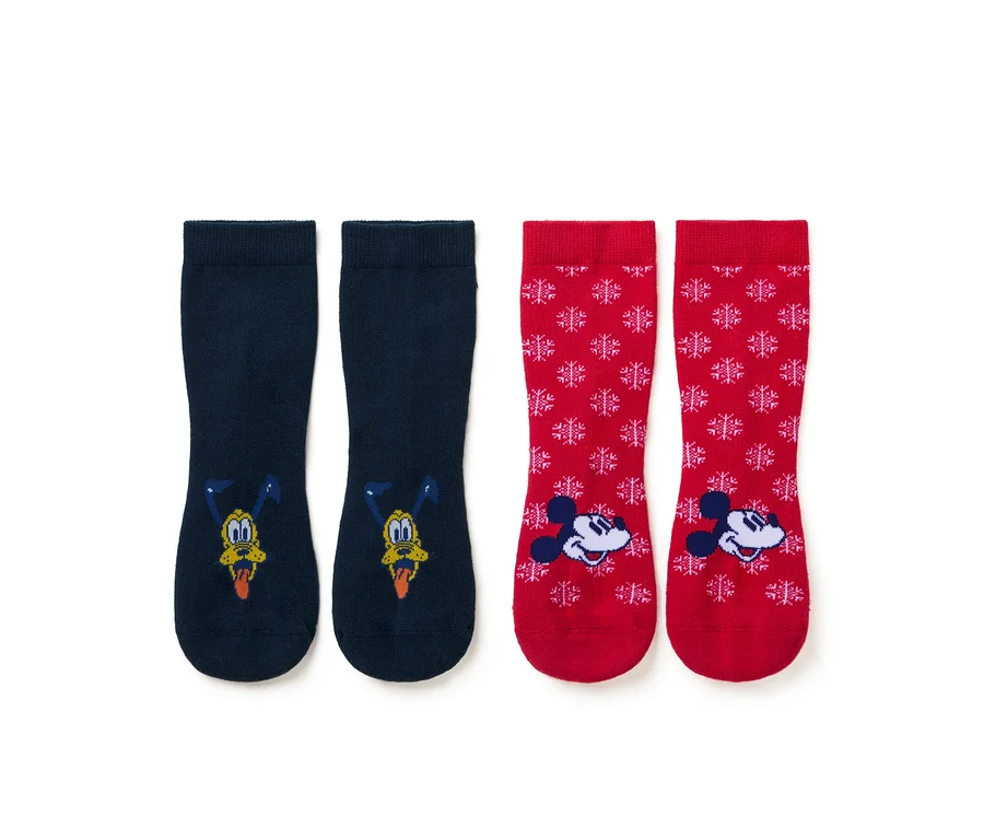 Deux paires de chaussettes. Une paire bleu foncé avec Pluto et une paire rouge avec Mickey Mouse et des flocons de neige.