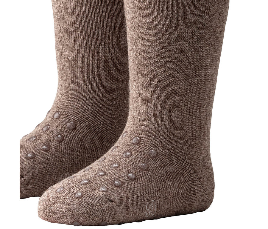 Deux chaussettes antidérapantes tricotées marron avec des picots en caoutchouc transparents sur les semelles, sur fond blanc.