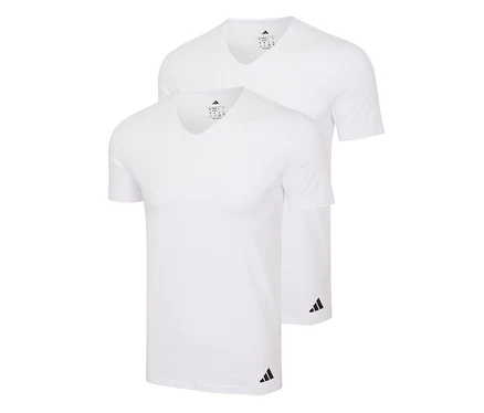 Deux t-shirts adidas Active Flex blancs à col en V, l'un légèrement devant l'autre, chacun avec un petit logo noir sur l'ourlet inférieur gauche.