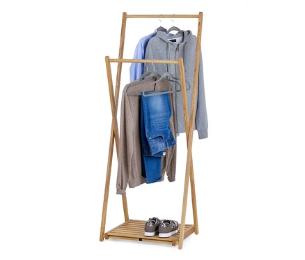 Une penderie pliable en bois massif avec une chemise, un sweat à capuche, un pull et un jean sur des cintres. Des chaussures sont posées sur l'étagère inférieure.