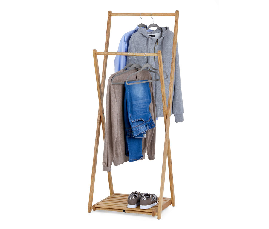 Une penderie pliable en bois massif avec une chemise, un sweat à capuche, un pull et un jean sur des cintres. Des chaussures sont posées sur l'étagère inférieure.