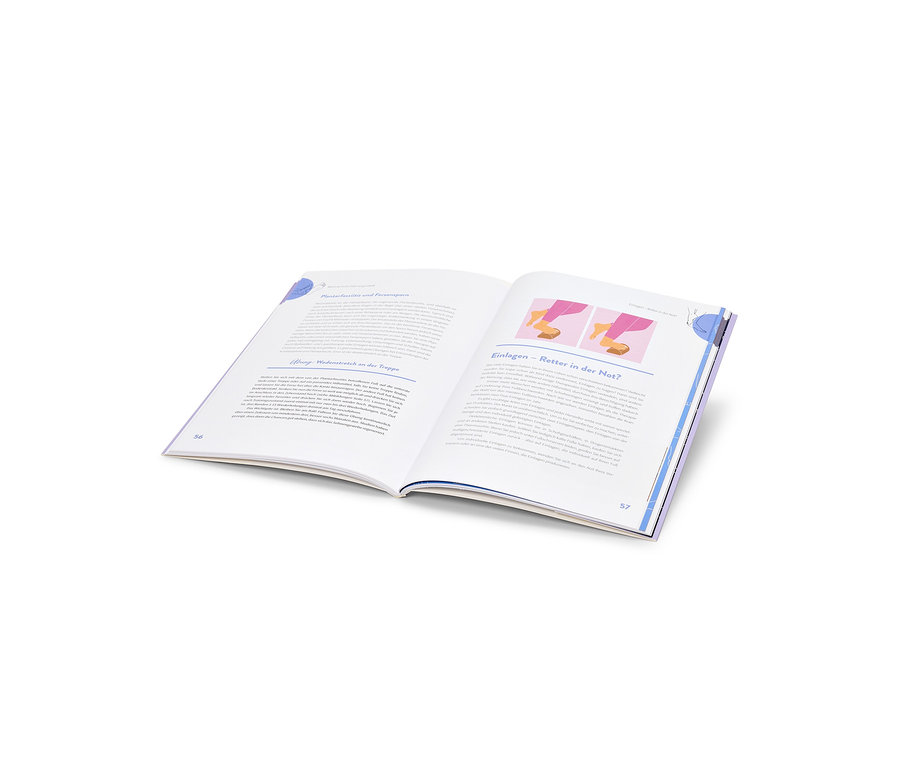 Livre ouvert avec du texte et des images à gauche et à droite.