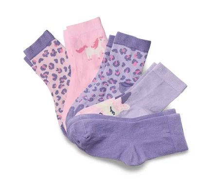 Quatre paires de chaussettes sont superposées, dont une paire à motif léopard et une paire à motif licorne.