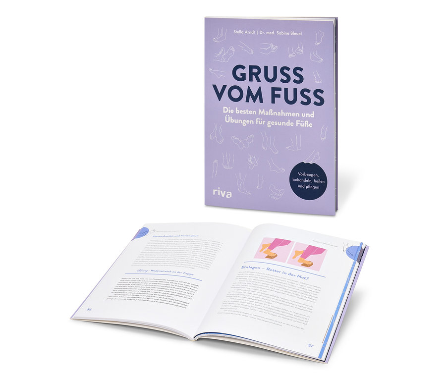 Livre ouvert à côté du livre 'Salutations des pieds'.