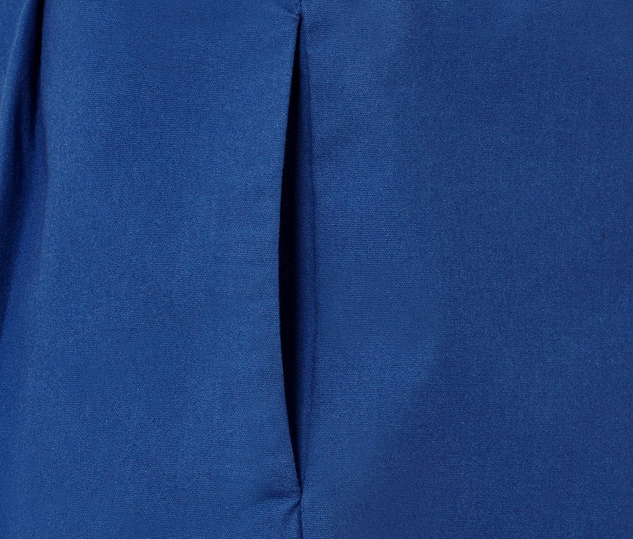 Gros plan sur un short tissé bleu.