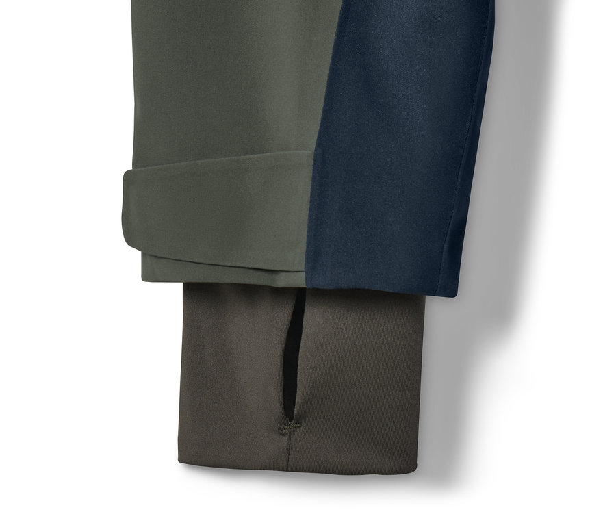 Détail d'une veste de ski kaki.