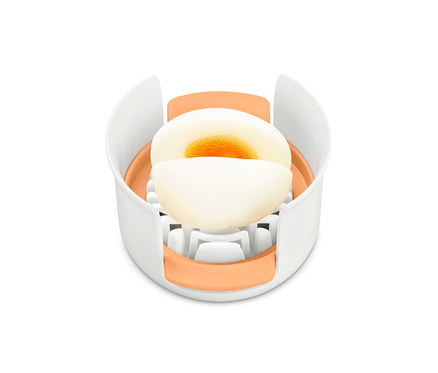 Moitié d'œuf cuit dans un coupe-œuf et mozzarella 3 en 1.