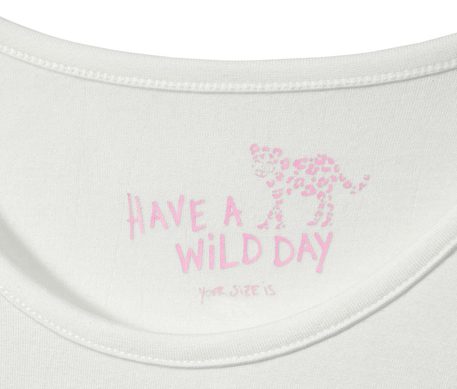 Détail d'un t-shirt blanc avec l'inscription "HAVE A WILD DAY" et une image de guépard. T-shirt à enfiler.