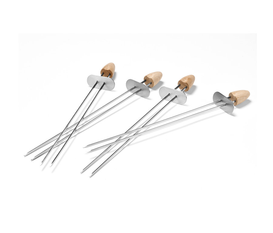 Quatre brochettes doubles avec manche en bois et pointe en métal argenté.