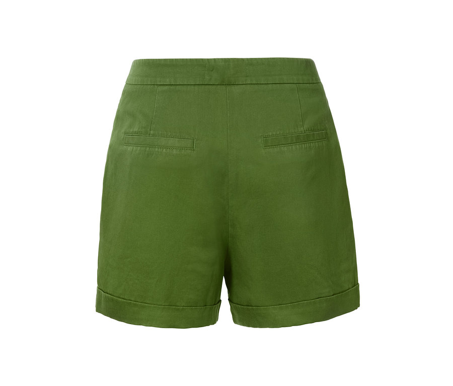 Vue détaillée de l'arrière d'un short vert en mélange de lin.