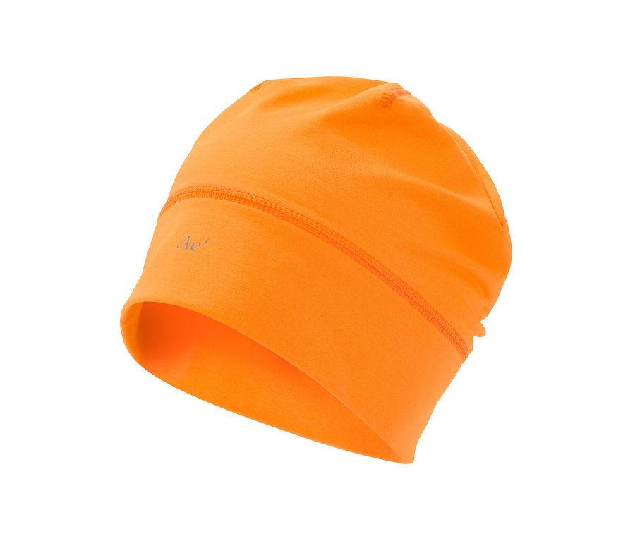 Détail d'un bonnet thermique orange fluo.