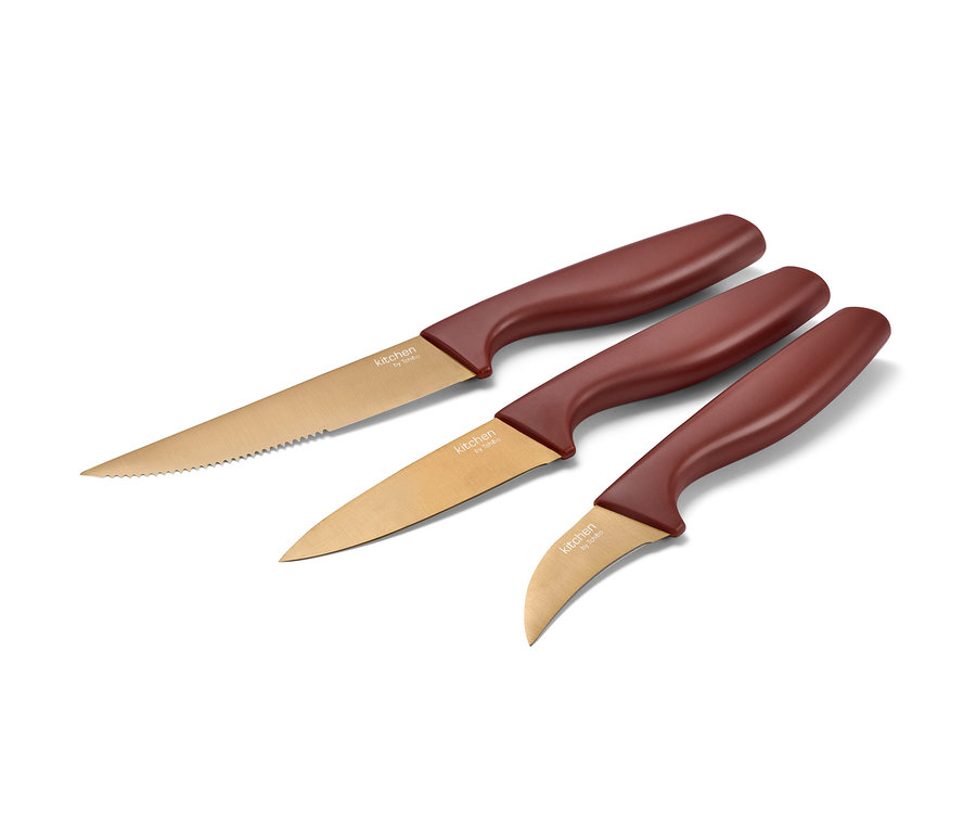 Trois couteaux de cuisine avec des manches marron et des lames dorées sont posés sur un fond blanc.