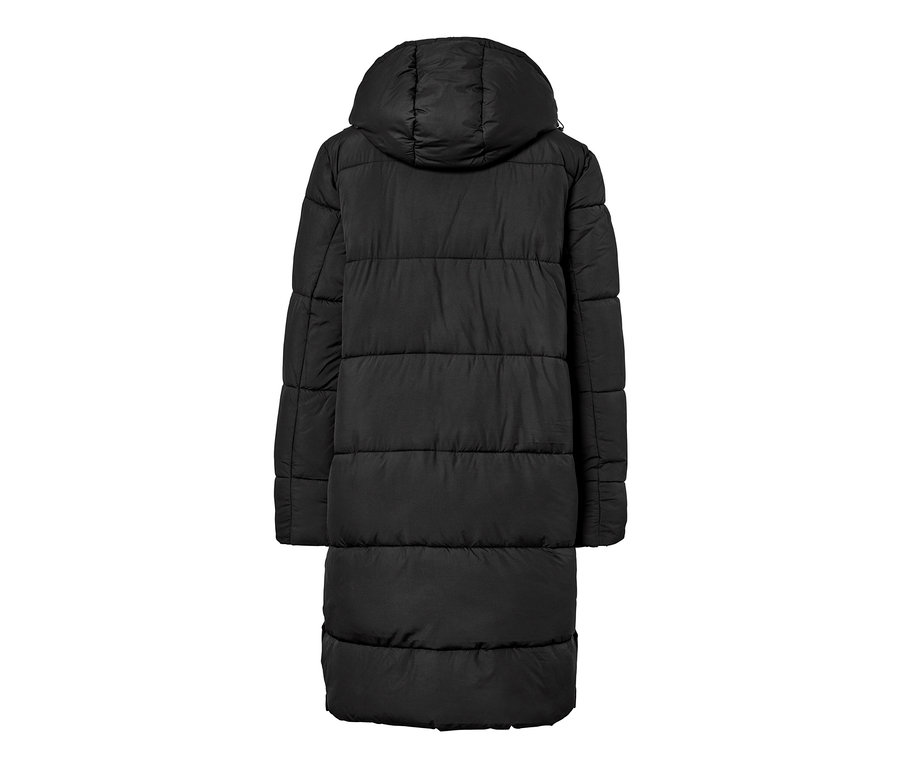 Vue détaillée d'un manteau matelassé noir à capuche.