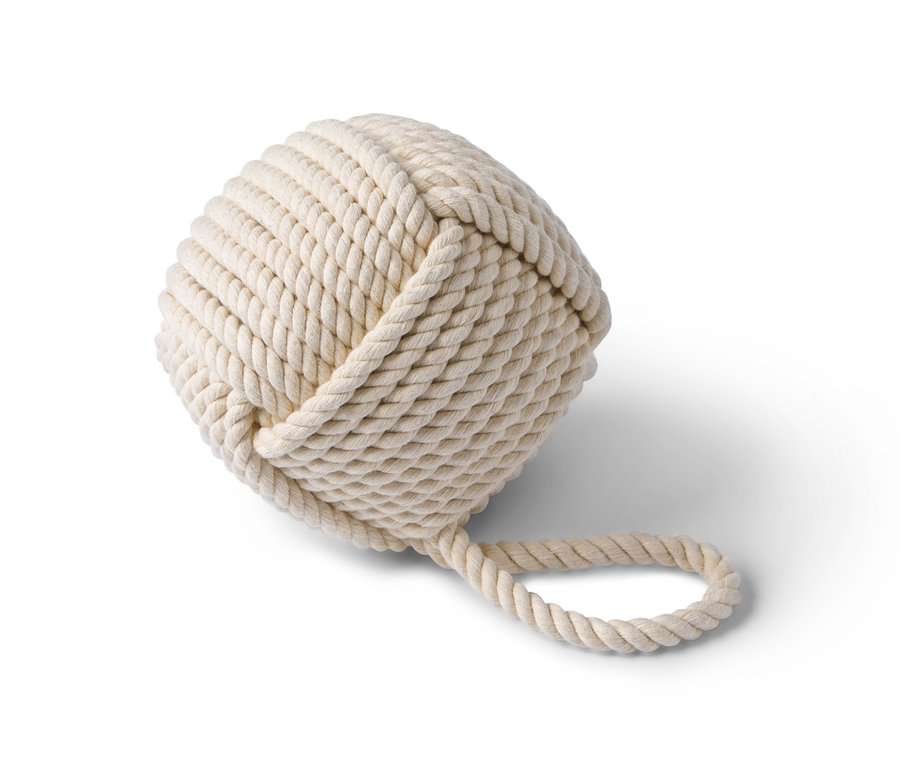 Un cale-porte beige en forme de boule en corde.