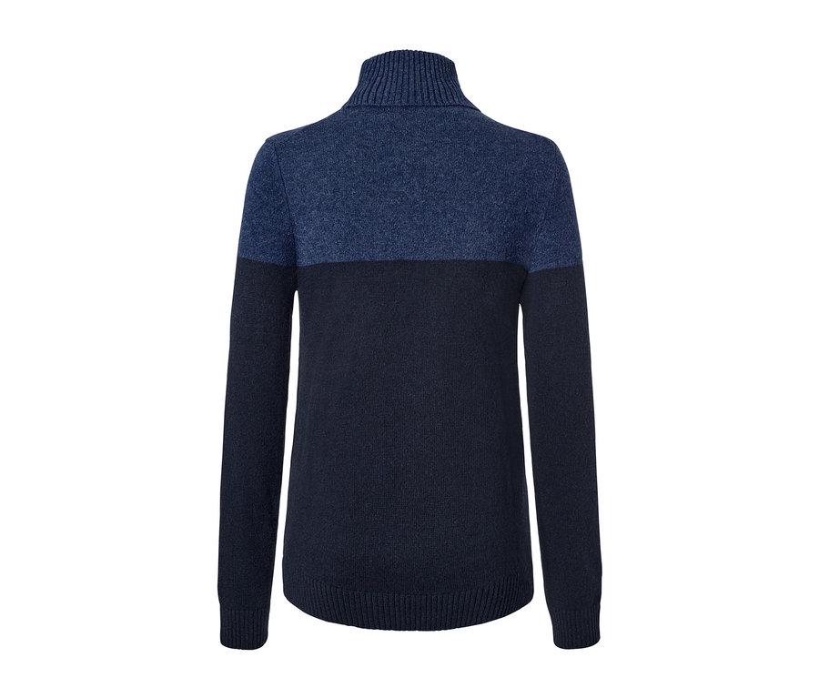 Pull à col roulé bicolore, partie supérieure bleu clair, partie inférieure bleu foncé.