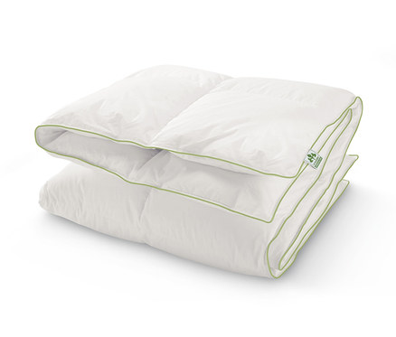 Couette en duvet à cassettes irisette® greenline blanche pliée, de taille standard avec une bordure vert clair.